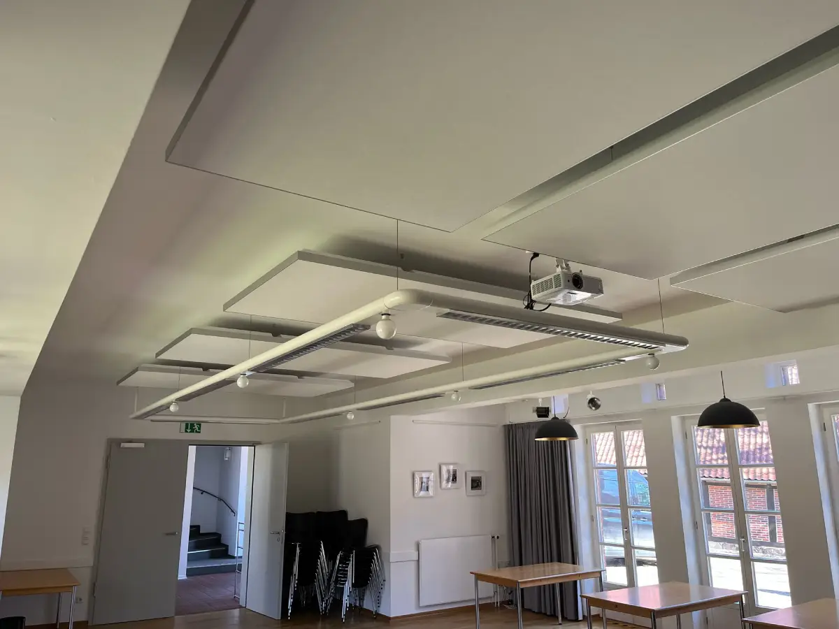 Raumakustik neu gedacht: Akustiklösung im Tagungsraum der Gemeinde Steinhorst